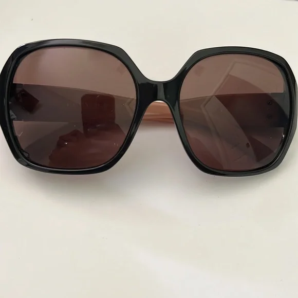 Burberry | Accessories | Burberry Tortoise 486 Sunglasses  display picture 1
